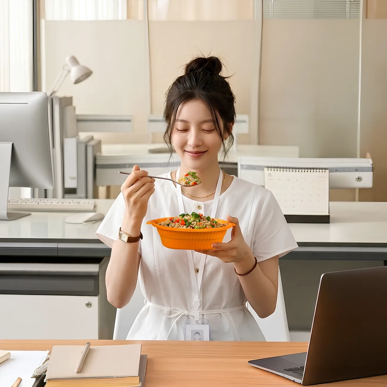 사무실에서 오!렌지로 점심을 먹는 여성